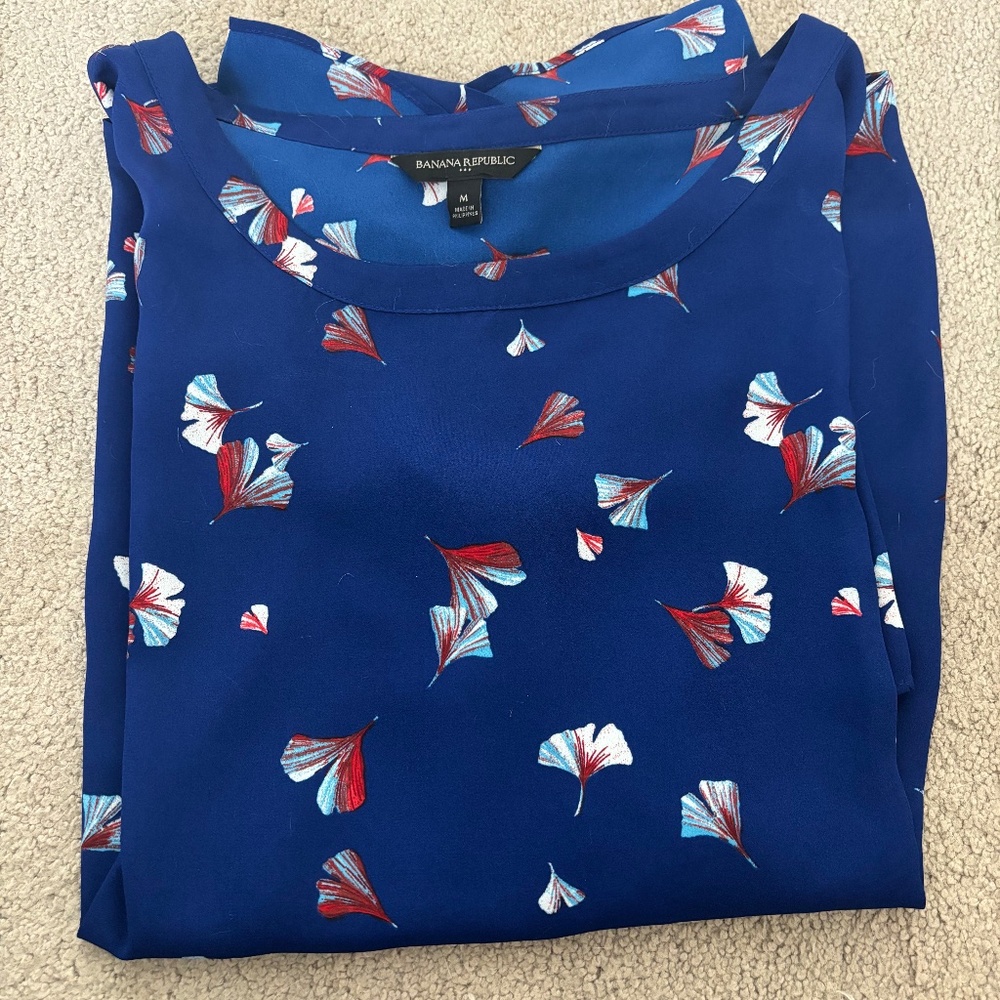 Banana republic woman’s crew neck top. Leaf print, royal blue. Medium